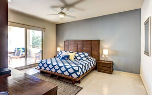 Ático, 3 habitaciones, cocina, vistas a la piscina | 3 dormitorios, decoración individual, mobiliario individual y escritorio