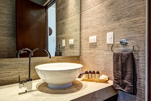 Penthouse, 3 bedrooms with kithchen, pool view | Bathroom sink