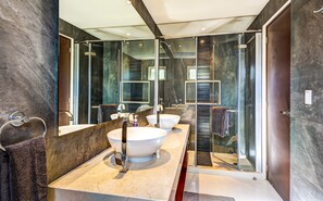 Ático, 3 habitaciones, cocina, vistas a la piscina | Baño | Ducha, artículos de higiene personal gratuitos y toallas