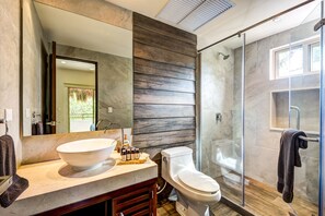 Penthouse, 3 habitaciones, cocina, vista a la alberca | Baño | Regadera, amenidades de baño gratuitas, toallas 