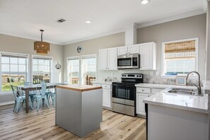 House, 2 Bedrooms | Private kitchen