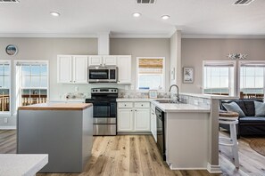 Huis, 2 slaapkamers | Privékeuken | Een koelkast, een microgolfoven, een oven, een vaatwasser