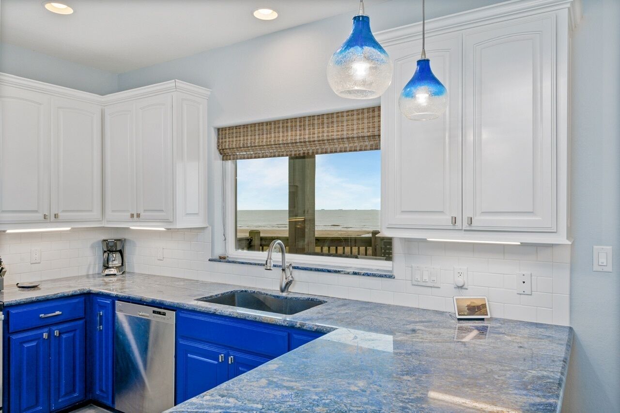 House, 4 Bedrooms | Private kitchen | Fridge, microwave, oven, coffee/tea maker