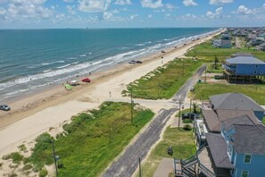 A coastal road with beach access, houses, and a clear view of the ocean. - A La Playa 2 Bedroom Home by RedAwning (Port Bolivar)