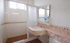 Family Room | Bathroom sink - Better Future Homestay (Hualien City)