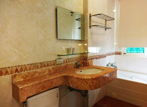 四人房, 陽台 | 浴室 | 淋浴設備、免費盥洗用品、吹風機、拖鞋