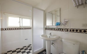 Habitación familiar | Ducha del cuarto de baño