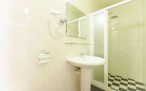 Habitación doble clásica | Amenidades de baño | Regadera, amenidades de baño gratuitas, secadora de cabello, pantuflas 