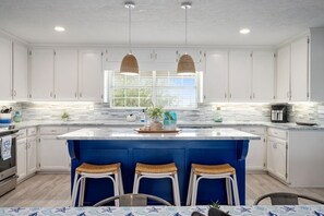 House, 3 Bedrooms | Private kitchen | Fridge, microwave, oven, dishwasher