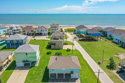 Always Sunny 3 Bedroom Home by RedAwning