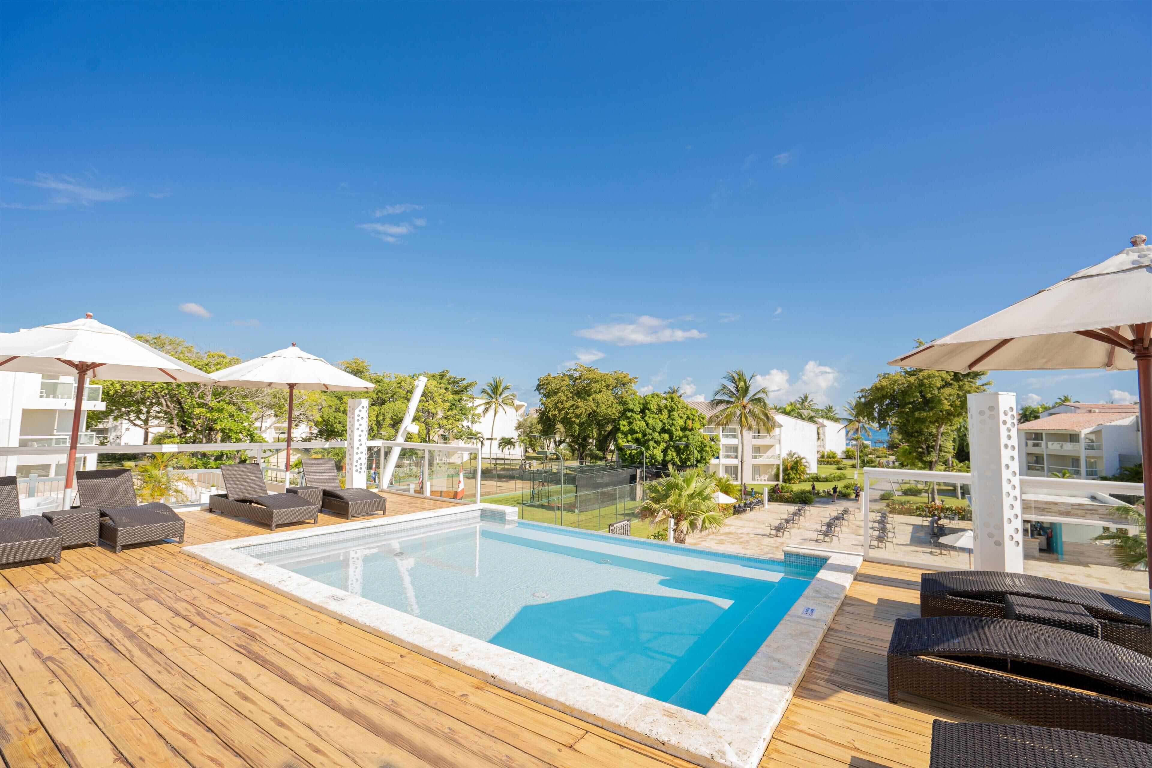 4 outdoor pools, pool umbrellas, sun loungers