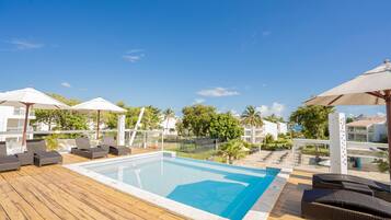 4 Außenpools, Sonnenschirme, Liegestühle