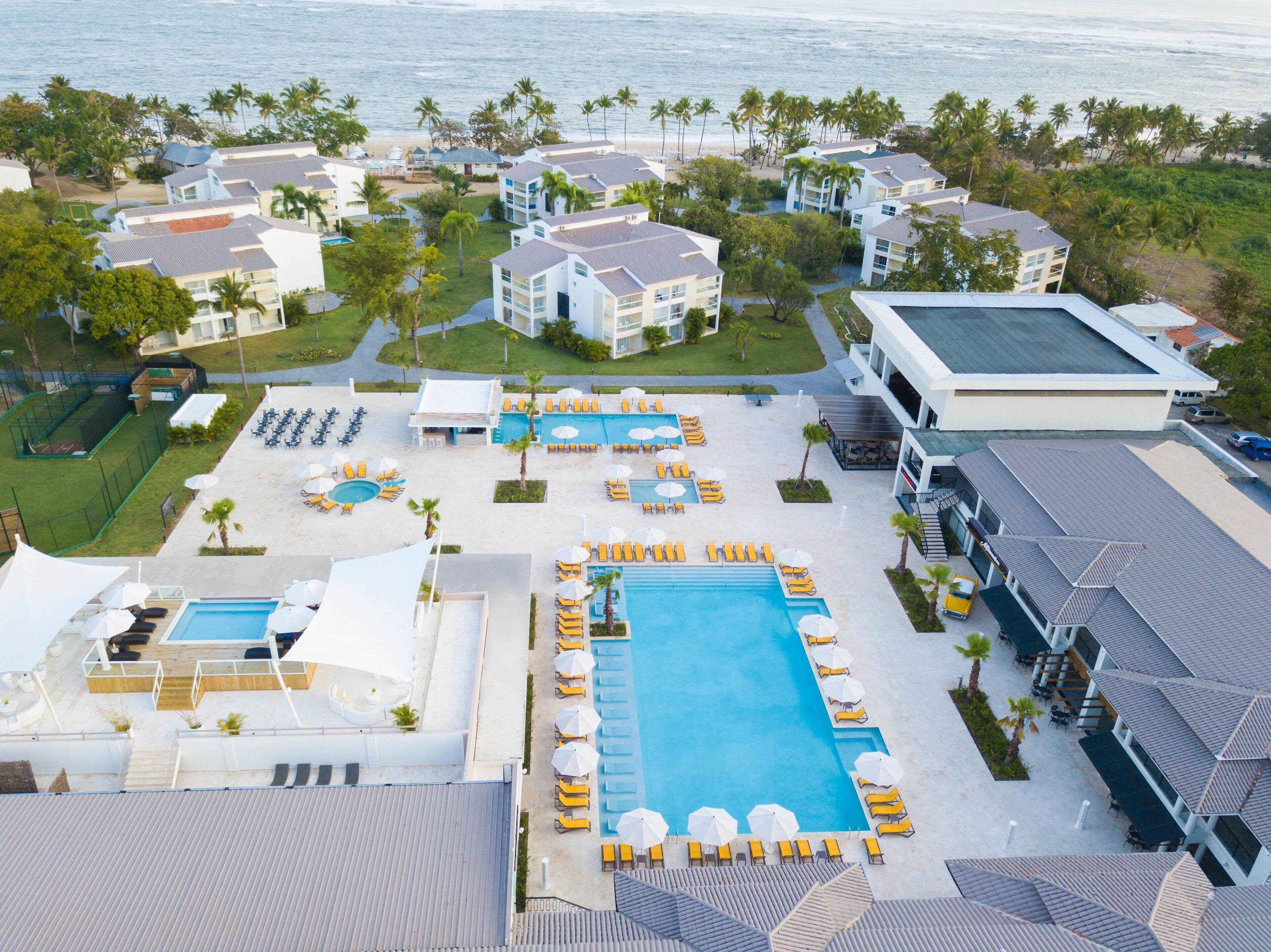 4 albercas al aire libre, sombrillas en la alberca y camastros 