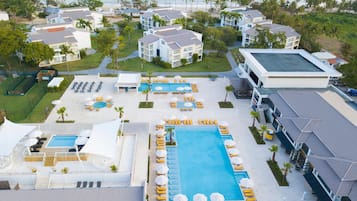 4 outdoor pools, pool umbrellas, pool loungers