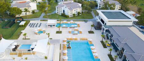 4 buitenzwembaden, parasols bij het zwembad en ligstoelen