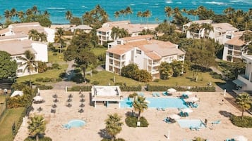 4 outdoor pools, pool umbrellas, sun loungers