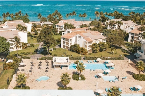 4 outdoor pools, pool umbrellas, sun loungers