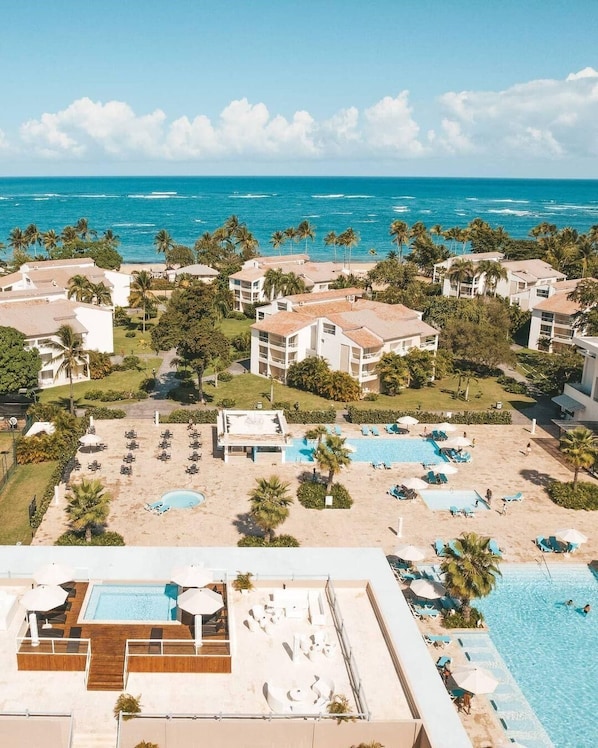 4 outdoor pools, pool umbrellas, sun loungers