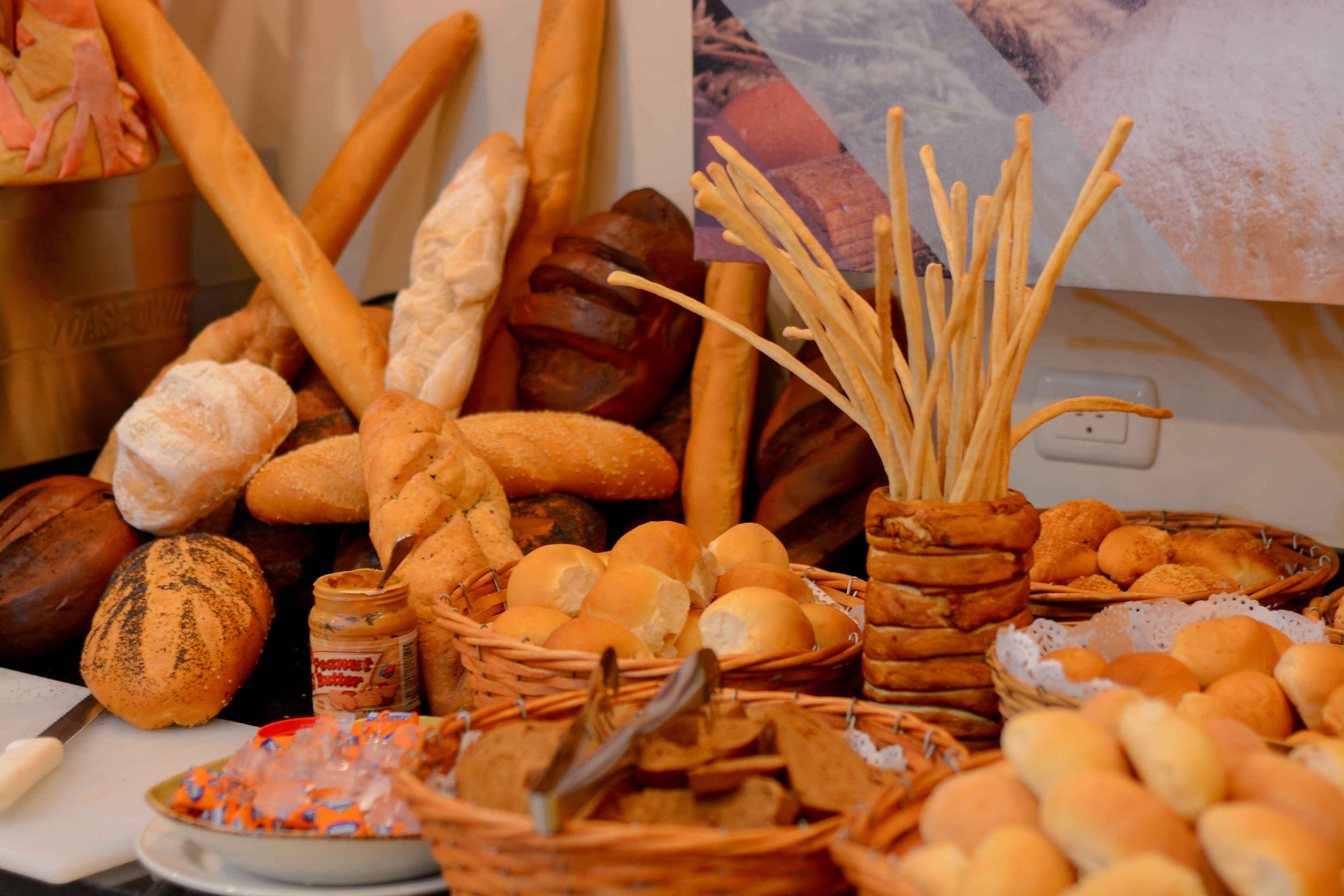 Une variété de pains et de viennoiseries présentés sur une table.