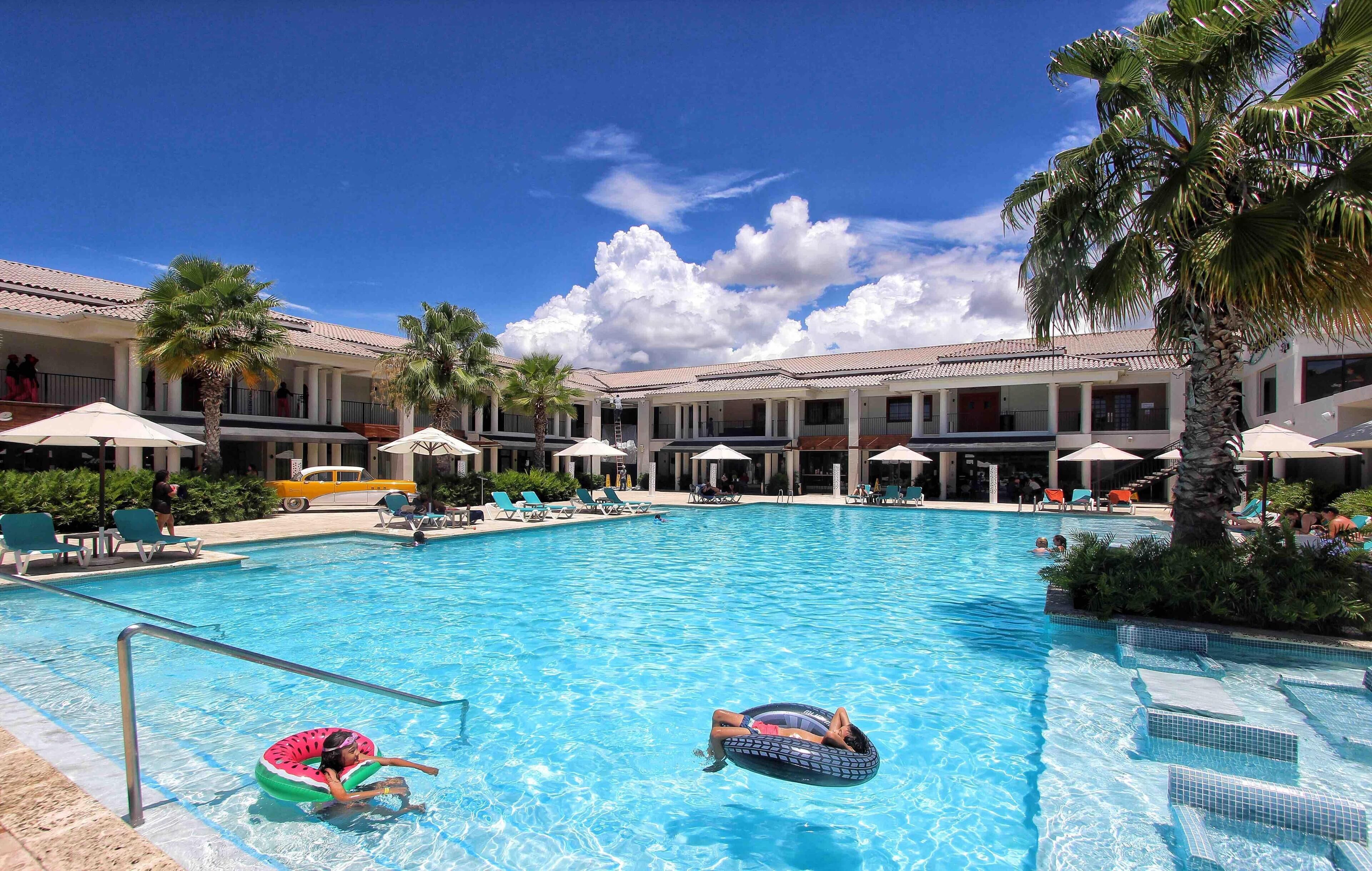 4 室外游泳池，池畔遮阳伞，日光浴躺椅