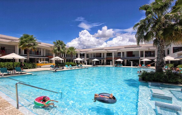 4 outdoor pools, pool umbrellas, pool loungers