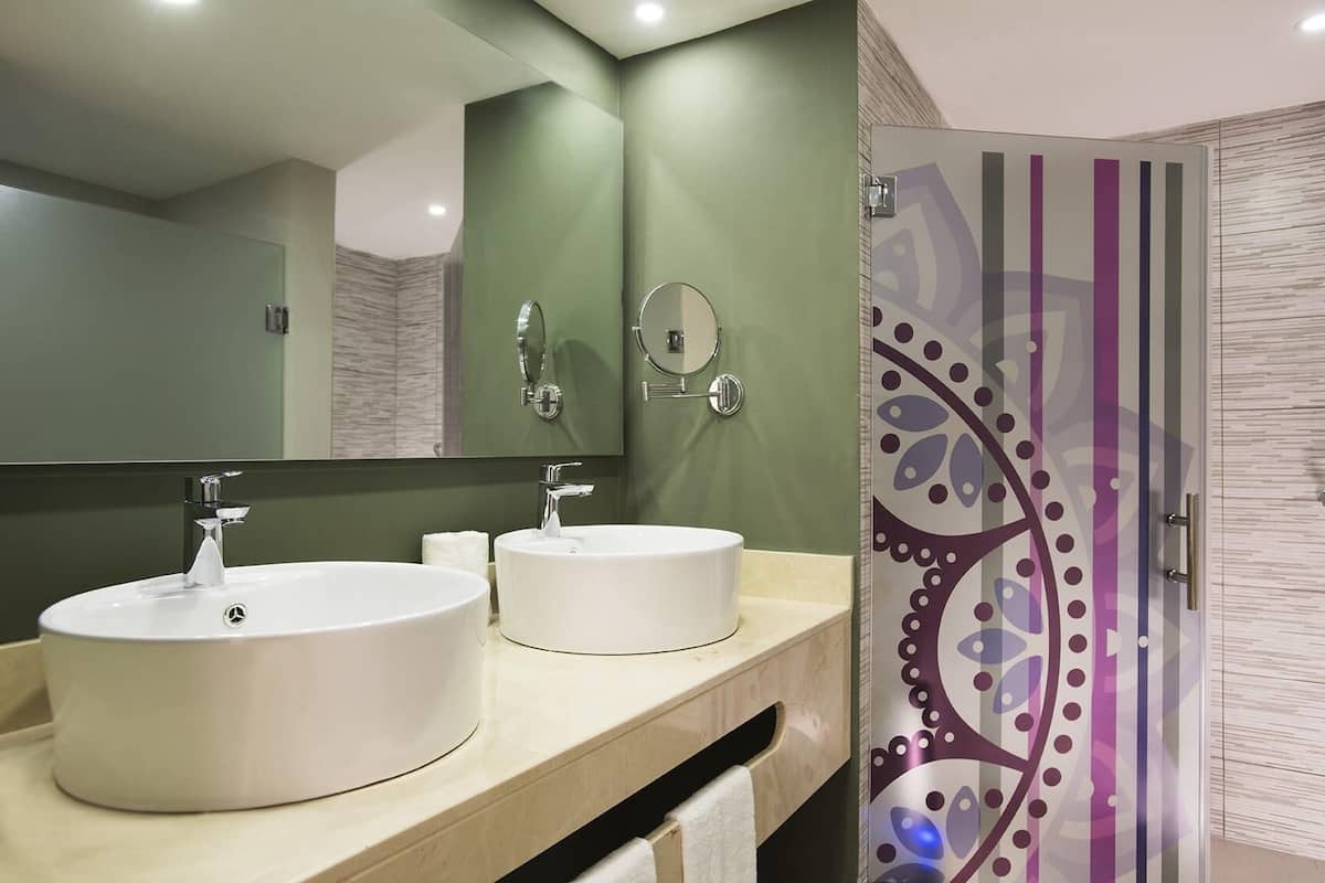 Deluxe Family Room 2 Pax | Bagno | Doccia, set di cortesia gratuito, asciugacapelli, asciugamani