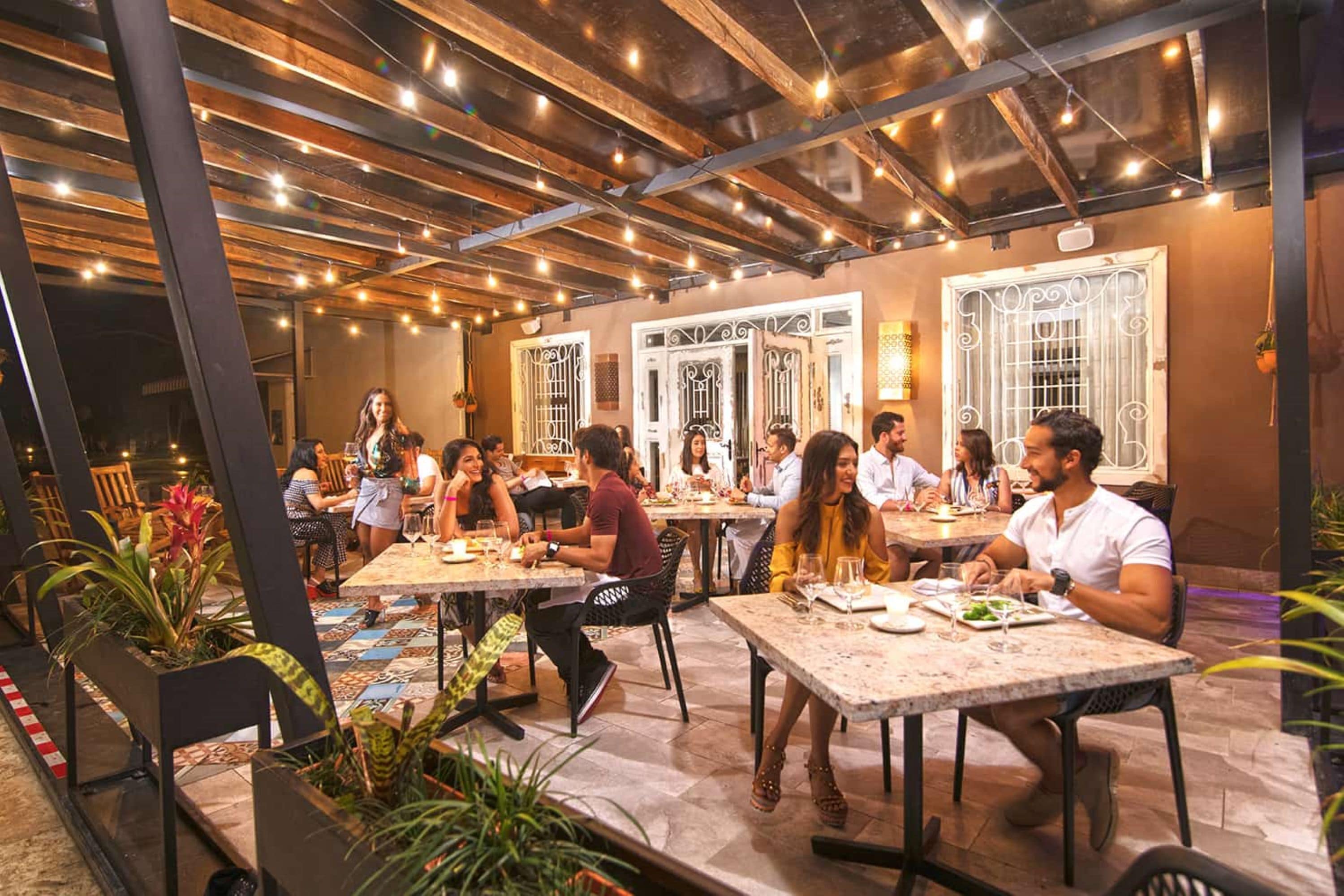 5 间餐厅，供应早餐、午餐和晚餐，意大利菜