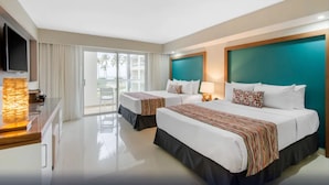 Minibar, brankas, setrika/meja setrika, dan Wi-Fi gratis
