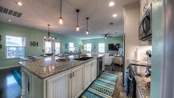 House, 3 Bedrooms | Private kitchen | Fridge, microwave, oven, dishwasher