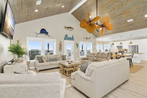 ハウス 4 ベッドルーム | リビング エリア | スマートテレビ、DVD プレーヤー、ストリーミングサービス