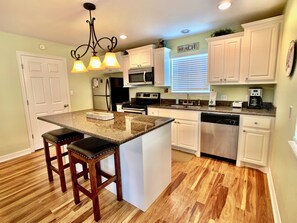 Casa, 2 quartos | Cozinha privada | Geladeira, micro-ondas, fogão, lava-louças