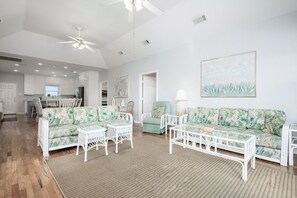 House, 4 Bedrooms | Living area