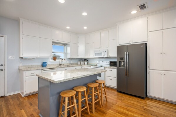 House, 4 Bedrooms | Private kitchen | Fridge, microwave, coffee/tea maker, toaster - Lotz A View 4 Bedroom Home (Port Bolivar)