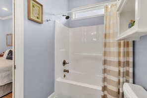 独立别墅, 2 间卧室 | 浴室 | 淋浴/盆浴组合、毛巾