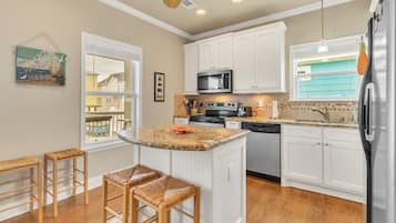 House, 2 Bedrooms | Private kitchen | Fridge, microwave, oven, coffee/tea maker