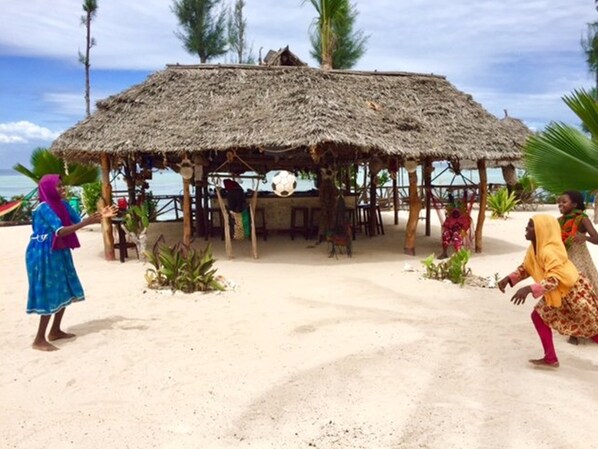En la playa, bar en la playa y pesca 