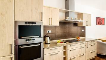 Casa exclusiva, 2 habitaciones, con acceso para personas discapacitadas, vista al lago | Cocina privada | Refrigerador con congelador, microondas, horno y parrilla de estufa