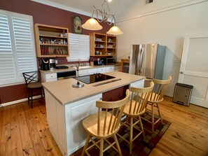 Rumah, 2 kamar tidur | Dapur pribadi | Lemari es, microwave, oven, dan mesin pencuci piring