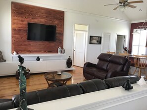 Huis, 2 slaapkamers | Woonruimte | Televisie en een dvd-speler