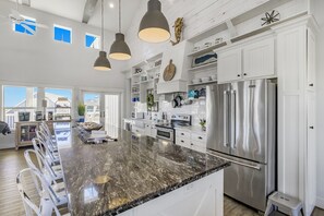 Casa, 4 habitaciones | Cocina privada | Refrigerador, microondas, horno y cafetera y tetera 