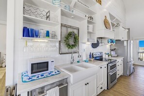 Casa, 4 habitaciones | Cocina privada | Refrigerador, microondas, horno y cafetera y tetera 