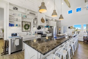 Talo, 4 makuuhuonetta | Yksityinen keittiö | Jääkaappi, mikroaaltouuni, uuni, kahvin-/teenkeitin