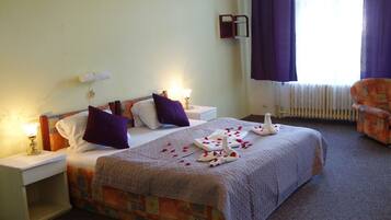 In-room safe, desk, free WiFi