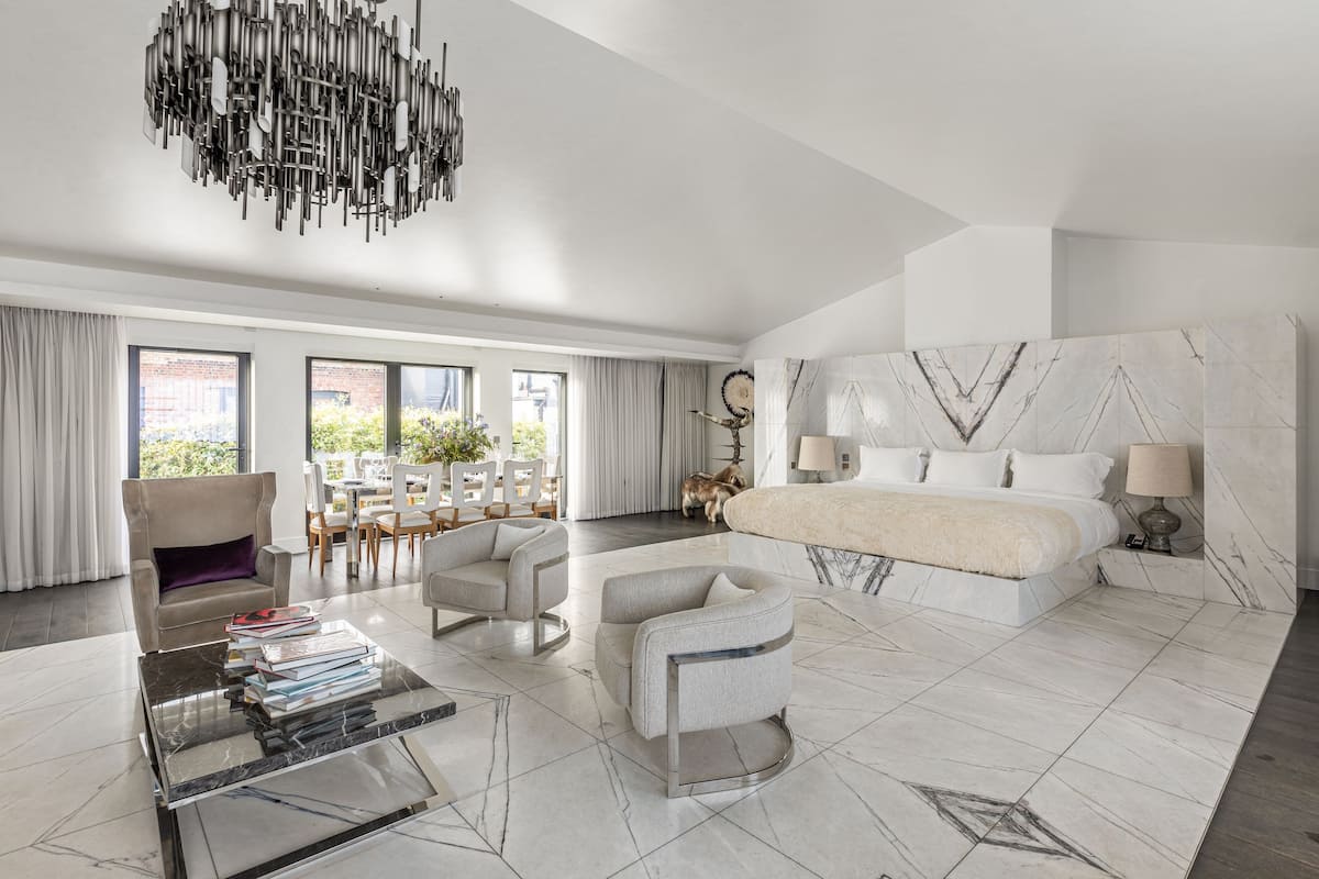 Penthouse Suite | Minibar, caja de seguridad en la habitación y decoración personalizada