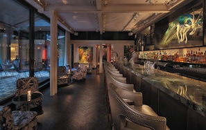 2 bar/lounge
