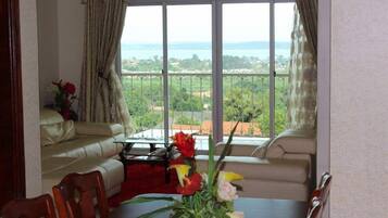 ํจ๋ฐ๋ฆฌ ์ํํธ, ์นจ์ค 2๊ฐ, ํก์ฐ, ๋ง๋น | ๊ฑฐ์ค ๊ณต๊ฐ | ์์ฑ ์ฑ๋ ์์ฒญ์ด ๊ฐ๋ฅํ 40์ธ์น TV