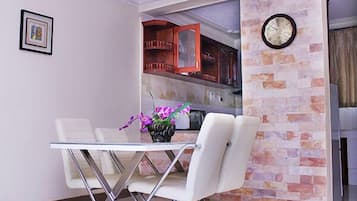 Premium Apartment, 3 Bedrooms, Lake View, Sea Facing | In-room dining