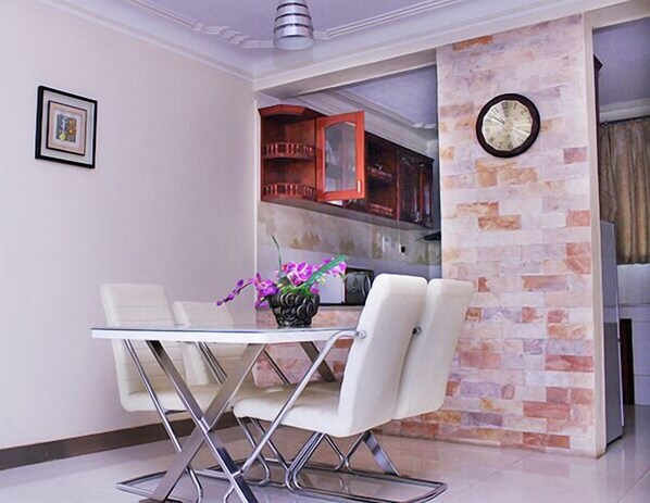 Premium-Apartment, 3 Schlafzimmer, Seeblick, Meerseite | Essbereich im Zimmer