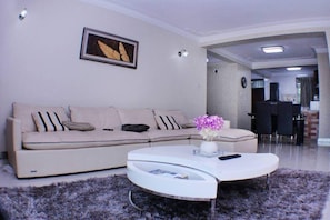 Premium-Apartment, 3 Schlafzimmer, Seeblick, Meerseite | Wohnbereich | 40-Zoll-Fernseher mit Satellitenempfang
