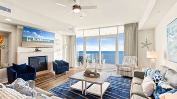 Apartamento exclusivo, 3 habitaciones, balcón, vistas al mar | Sala de estar | Una televisión de pantalla plana